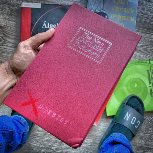 Caja Fuerte en Forma de Libro Vinotinto – Tamaño Grande y Mediano