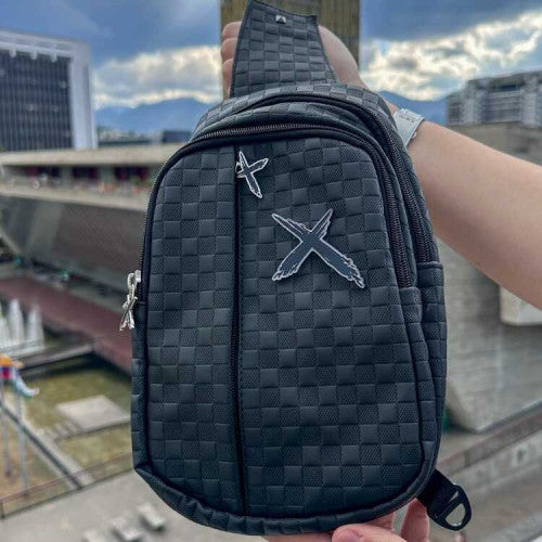 Bolso Manos Libres Chess All Black Placa – Estilo y Funcionalidad Colombiana